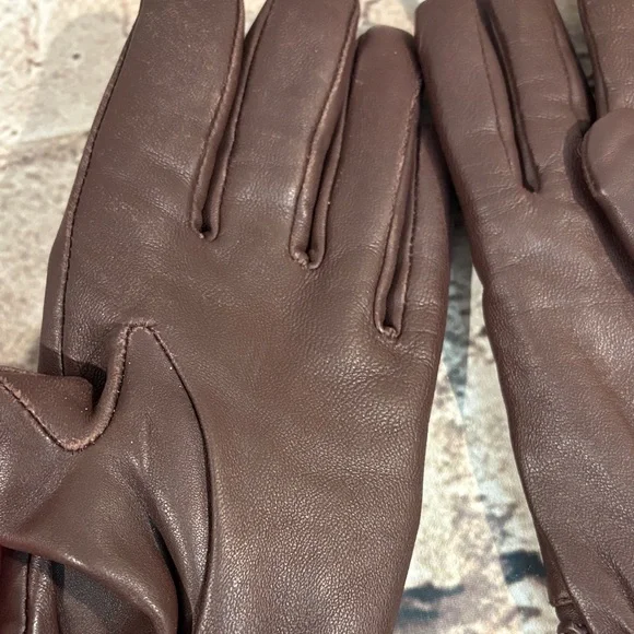 Isotoner Classic Brown Leather Gloves - Picture 3 of 8